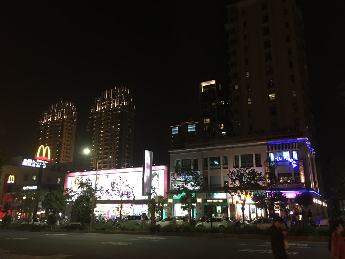 04關新商圈相當熱鬧.JPG 04關新商圈相當熱鬧.JPG