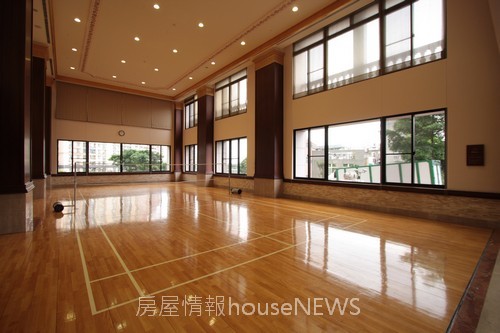 中鈞建設「中悅帝寶」23 1F公設羽球場.JPG