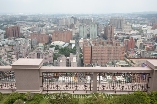 中鈞建設「中悅帝寶」56 31F空中庭園.JPG