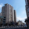 台中半日遊53進化路旁-虎嘯東村大樓.JPG