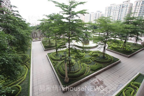 中鈞建設「中悅帝寶」42 3F公設陽台俯瞰中庭花園.JPG