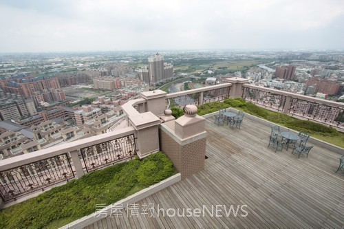 中鈞建設「中悅帝寶」54 31F空中庭園.JPG