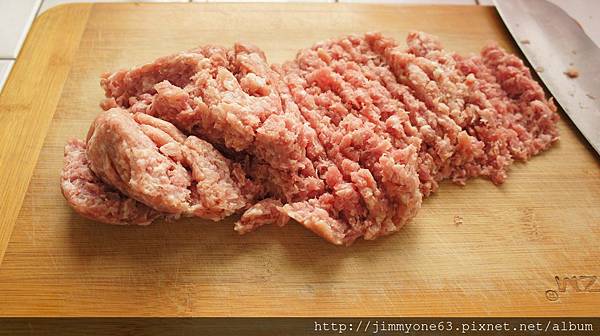 12繳兩次的豬肉剁成肉漿漿