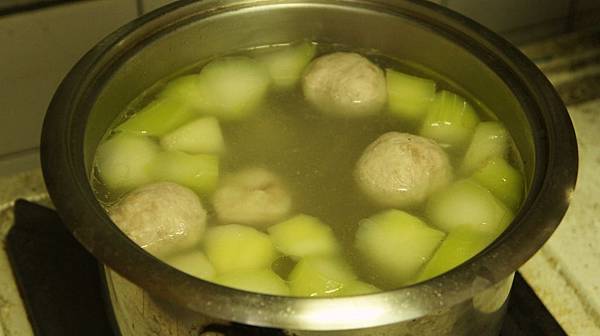 11煮滾後加兩三顆貢丸增色.jpg 11煮滾後加兩三顆貢丸增色.jpg