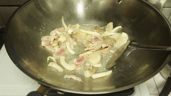 20一大匙油炒袖珍菇跟肉片到肉八分熟時先離火.jpg