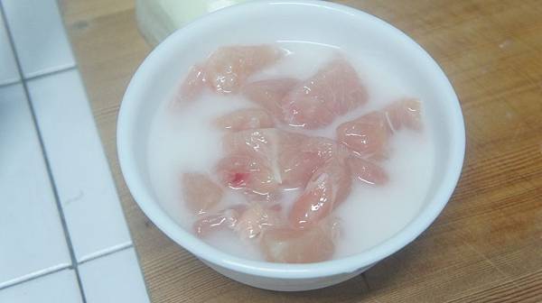02雞胸肉切丁用1匙太白粉泡水加1大匙米酒醃製.jpg