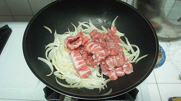 05加入火鍋肉片一起炒.jpg