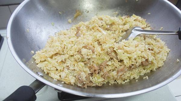 07加入白飯根薑汁燒肉炒勻.jpg