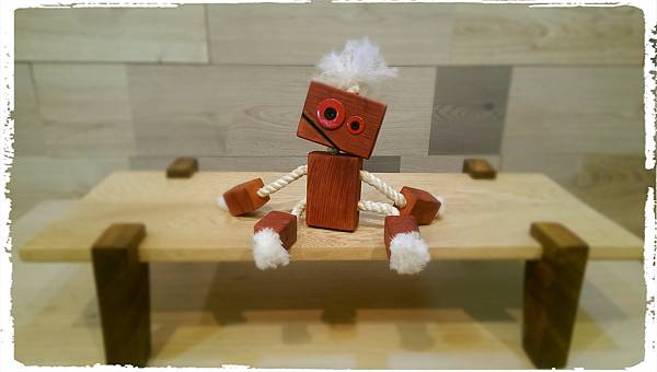 Wooden toy robot 01.jpg