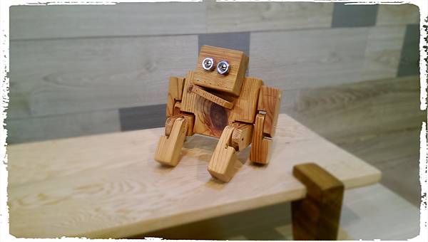 Wooden toy robot 02.jpg