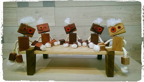 Wooden toy robot 03.jpg