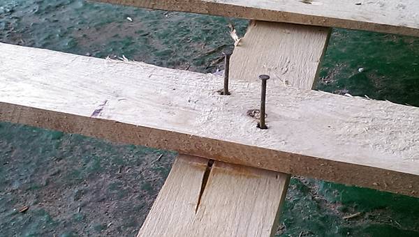 dismantle a wooden pallet 012.jpg