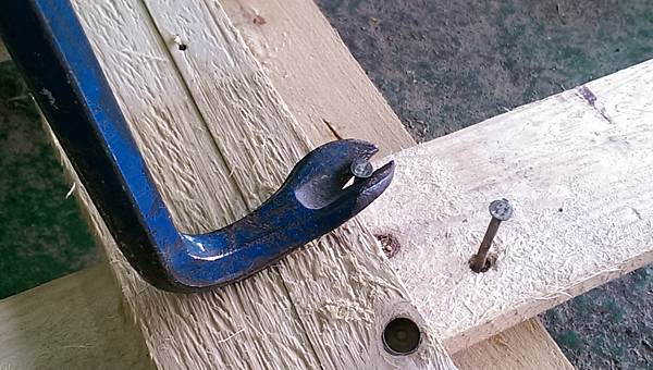 dismantle a wooden pallet 014.jpg