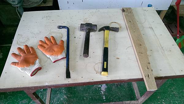 dismantle a wooden pallet tools.jpg