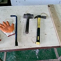 dismantle a wooden pallet tools.jpg