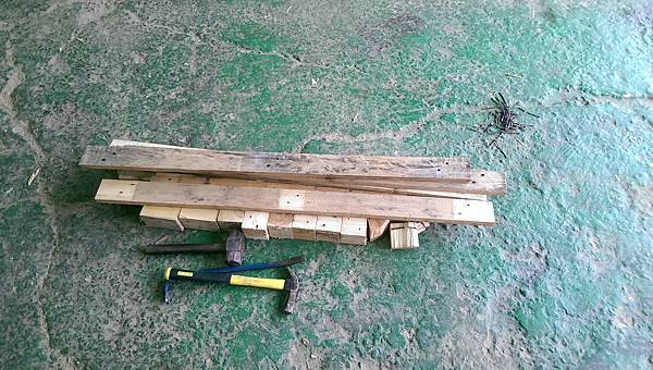 dismantle a wooden pallet 017.jpg