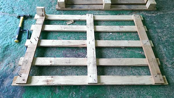 dismantle a wooden pallet 011.jpg