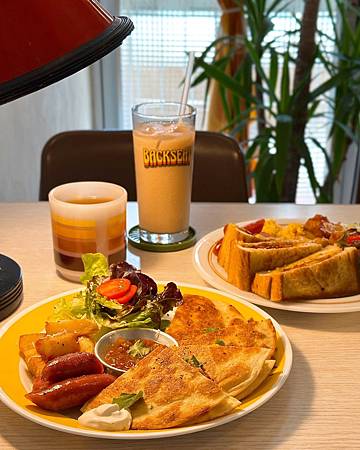 台南復古系早午餐推薦｜老宅美式餐廳＋店貓陪吃超可愛 x 後座