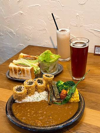 台南中西區咖哩推薦｜剝皮辣椒豬排卷＆炸漢堡排三明治實吃分享 