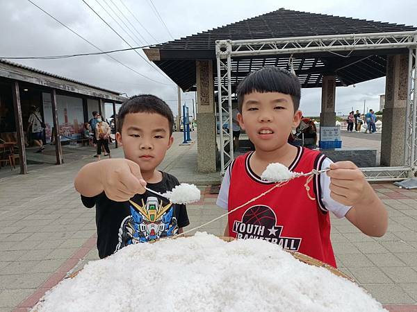 台南北門景點：井仔腳瓦盤鹽田 成堆小鹽山 堆鹽體驗活動