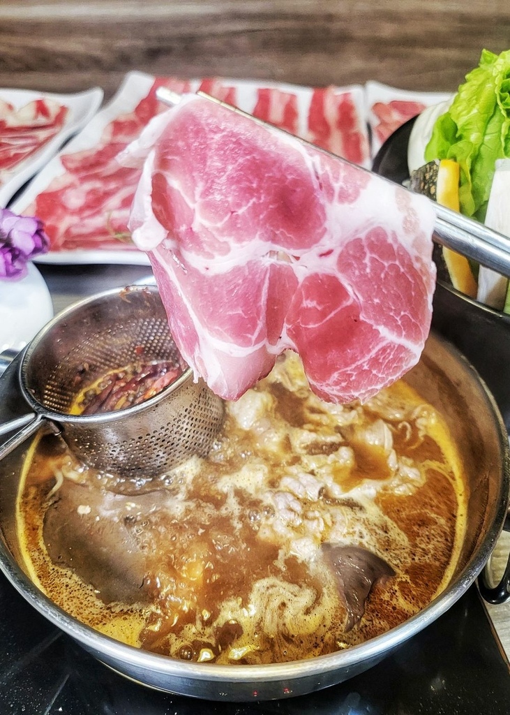 板橋府中捷運火鍋│肉老大頂級肉品涮涮鍋肉好湯好高CP值 獲新北美食名店打卡送肉盤、鮮蝦@環遊世界366天 (36).jpg