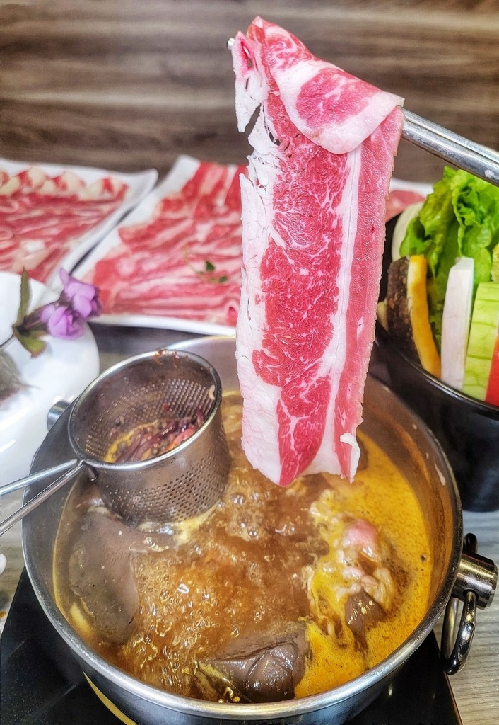 板橋府中捷運火鍋│肉老大頂級肉品涮涮鍋肉好湯好高CP值 獲新北美食名店打卡送肉盤、鮮蝦@環遊世界366天 (35).jpg