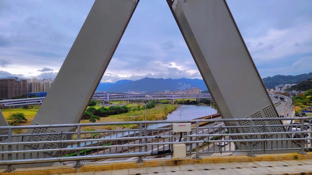 安坑輕軌搶先玩！210通車 沿線特色美食旅遊景點@環遊世界366天 (3)_结果.jpg