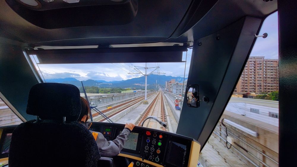 安坑輕軌搶先玩！210通車 沿線特色美食旅遊景點@環遊世界366天 (9)_结果.jpg