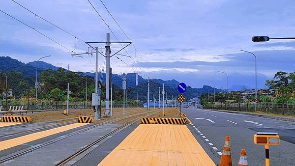 安坑輕軌搶先玩！210通車 沿線特色美食旅遊景點@環遊世界366天 (21)_结果.jpg