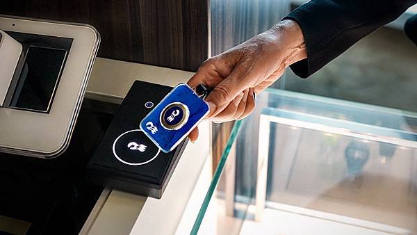 智慧遊輪，無限可能－公主遊輪全船隊配有公主勛章假期（Princess MedallionClass®）一款硬幣大小的可穿戴式裝置即可打造更輕鬆且個人化的假期時光。.jpg