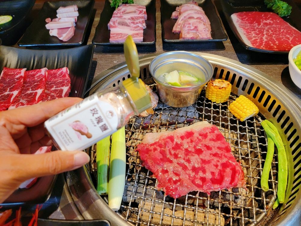 三柒燒き肉專門店│2023中壢新開平價精緻燒肉吃到飽599起 和牛+頂級熟成肋眼牛排+天使紅蝦+特選牛舌+松阪豬@水靜葳環遊世界366天 (45).jpg