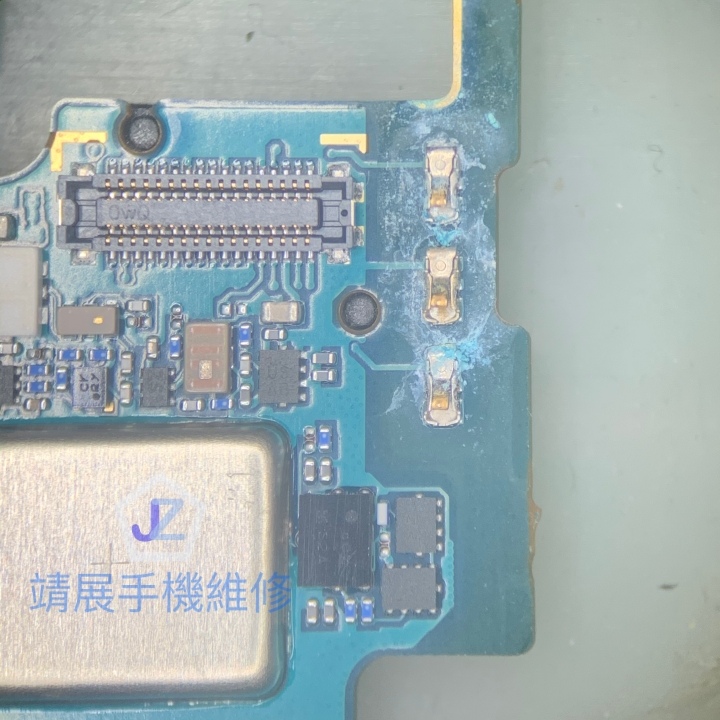 三星 A32 手機受潮線路鏽蝕.jpg