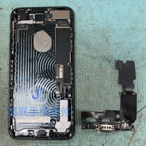 iPhone7 Plus 卸下尾插排線及電池.jpg