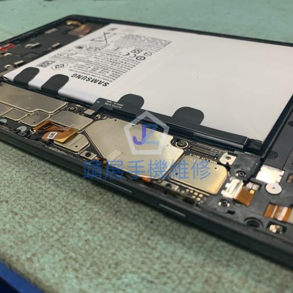 三星 Tab A7 T500 電池膨漲高於主板.jpg