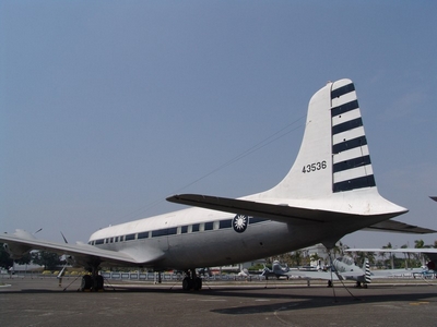 C-118 舉重霸王式運輸機