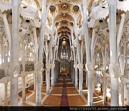 La-Sagrada-Familia-binnen