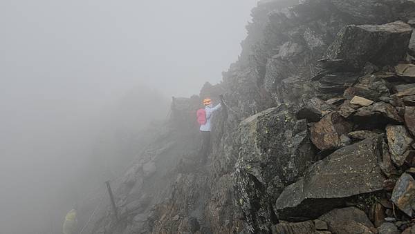【玉山】百岳之首~挑戰夜行凜冽寒風與碎石坡的考驗