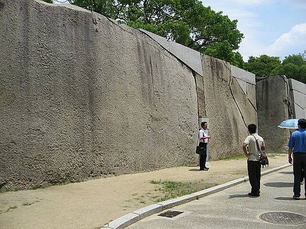 導遊說那牆是一整大塊石頭