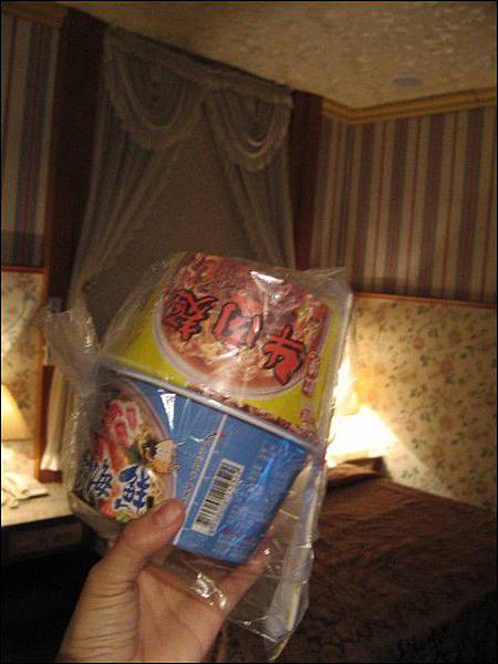 竟然送&quot; 完事泡麵! &quot;