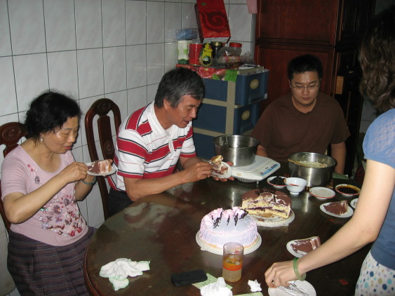 大家一起吃蛋糕