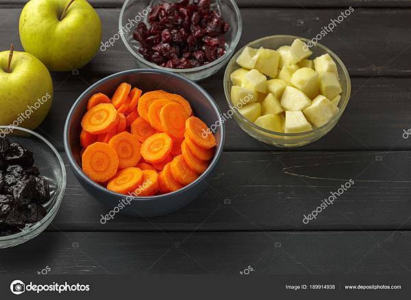 depositphotos_189914938-stock-photo-sliced-carrot-apples-dried-prunes.jpg