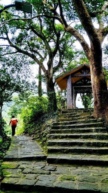 第二座四角涼亭