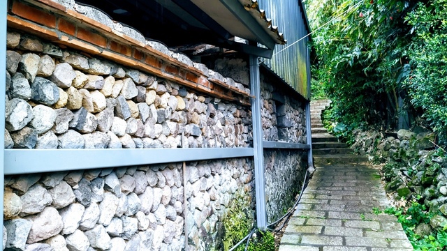 大屯山石堆砌的民宅