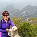 下行步道上俯瞰上茱萸峰景區蜿蜒的盤山公路