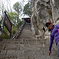 茱萸峰上行路線坡度超過45度，階梯面寬約半雙鞋，爬行時建議扶著護欄或鍊條增加安全。