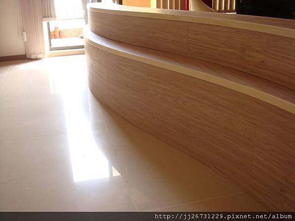 鋼琴面拍立扣-瑞士白橡-20120301-02客廳-01波浪1-超耐磨木地板/強化木地板
