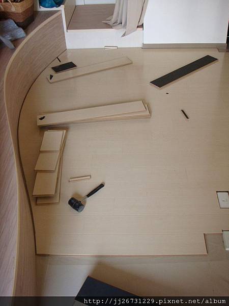 鋼琴面拍立扣-瑞士白橡-20120301-02客廳-01波浪8-超耐磨木地板/強化木地板