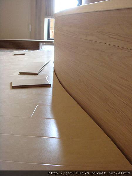 鋼琴面拍立扣-瑞士白橡-20120301-02客廳-01波浪9-4-超耐磨木地板/強化木地板