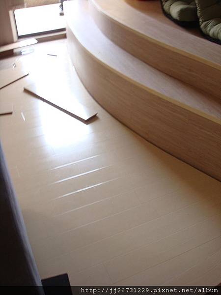 鋼琴面拍立扣-瑞士白橡-20120301-02客廳-01波浪9-8-超耐磨木地板/強化木地板