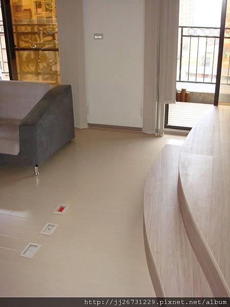 鋼琴面拍立扣-瑞士白橡-20120301-02客廳-01波浪12-超耐磨木地板/強化木地板
